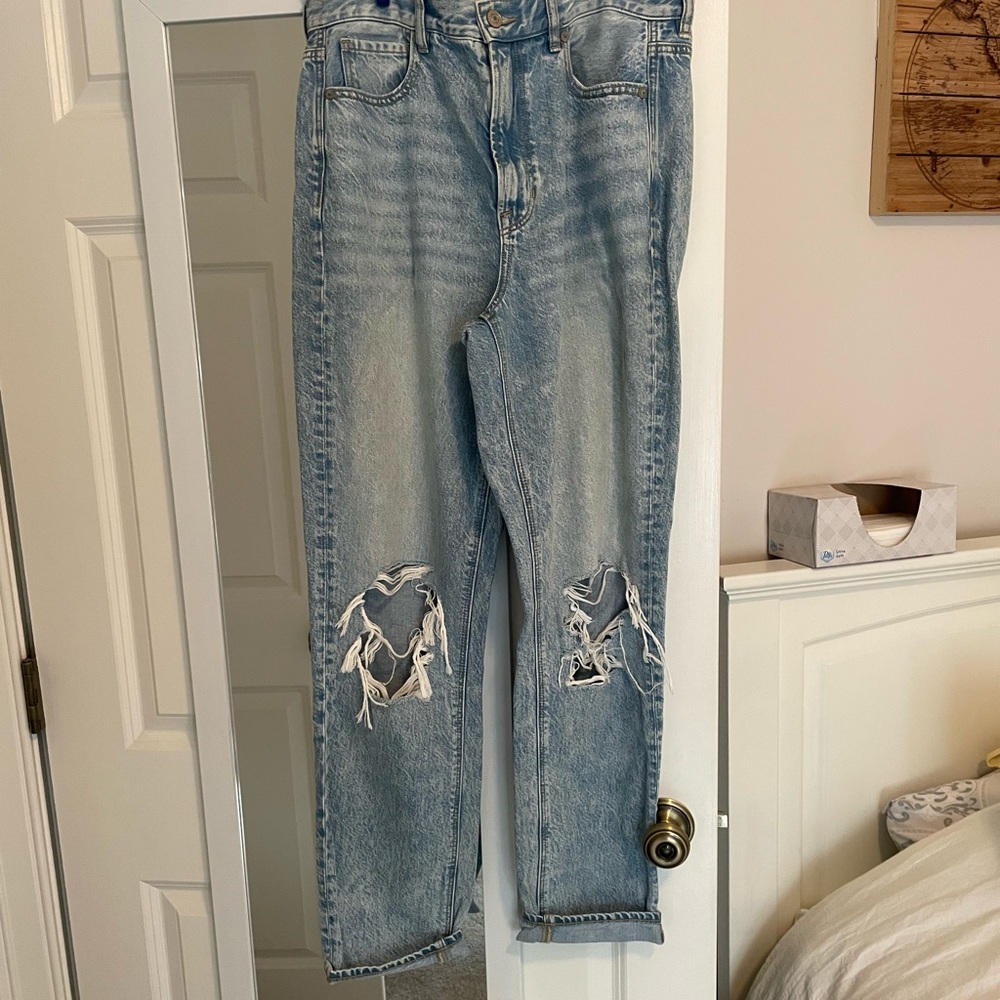 american eagle mom jeans with distressed knee